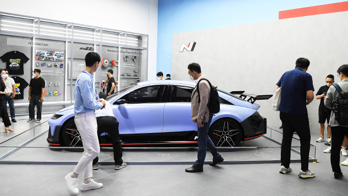 현대자동차 RN22e 콘셉트카를 구경하는 관람객들의 모습