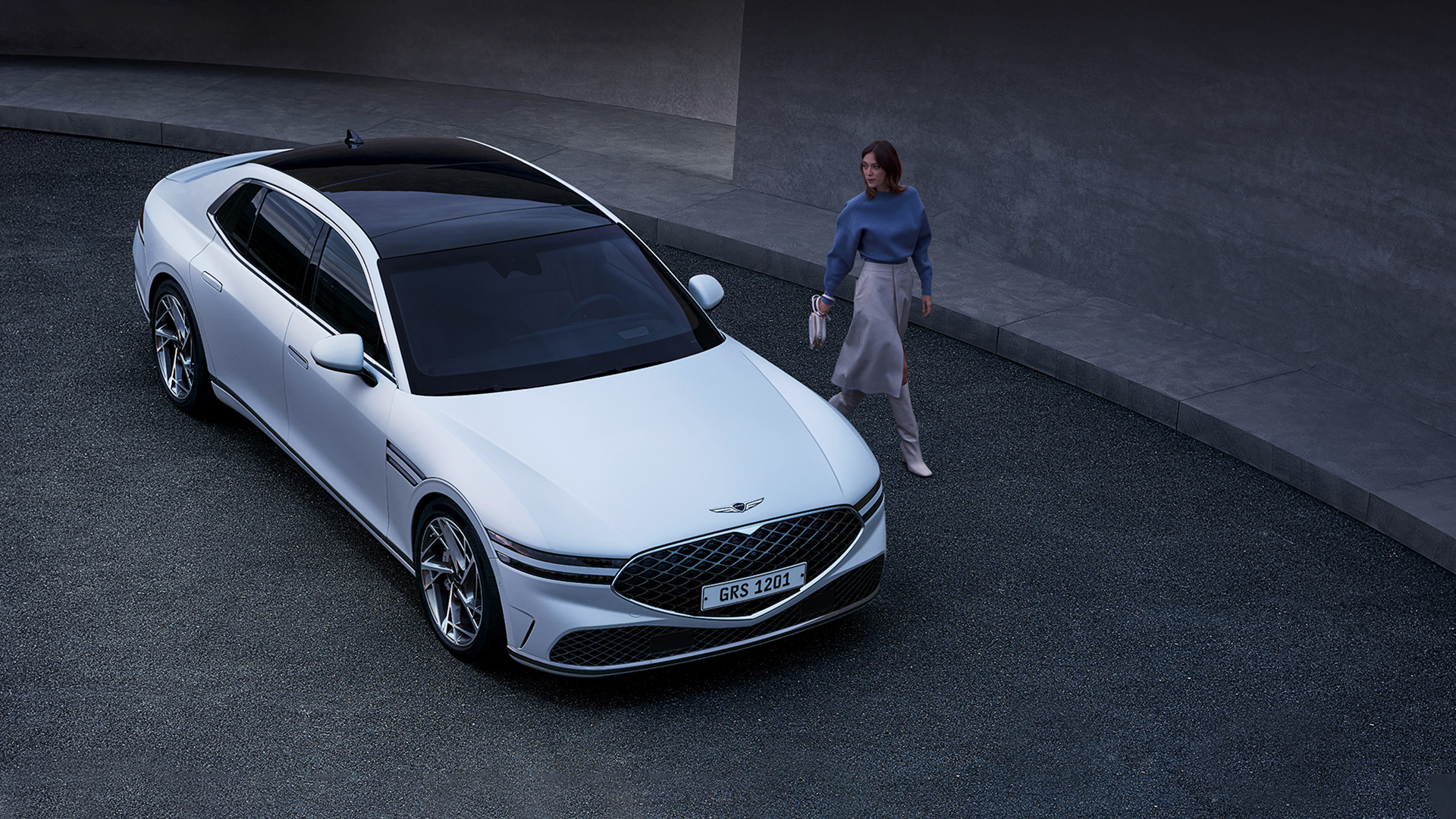 제네시스 G90와 여성 운전자의 모습