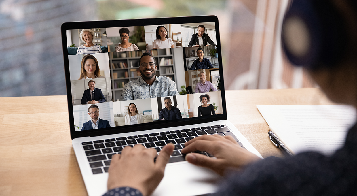 노트북으로 화상회의를 하는 모습