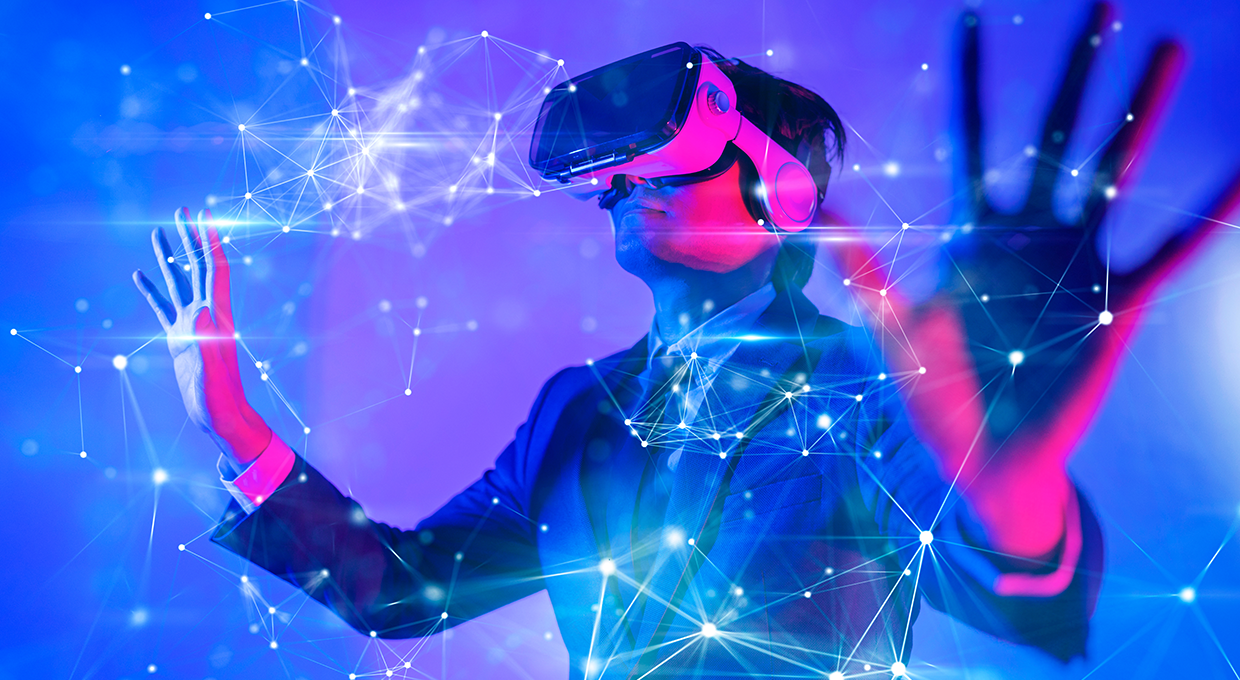 VR을 착용하고 양 손을 펼친 남자의 모습