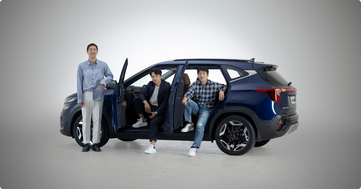 더 뉴 셀토스와 디자이너 3명이 함께 촬영한 모습