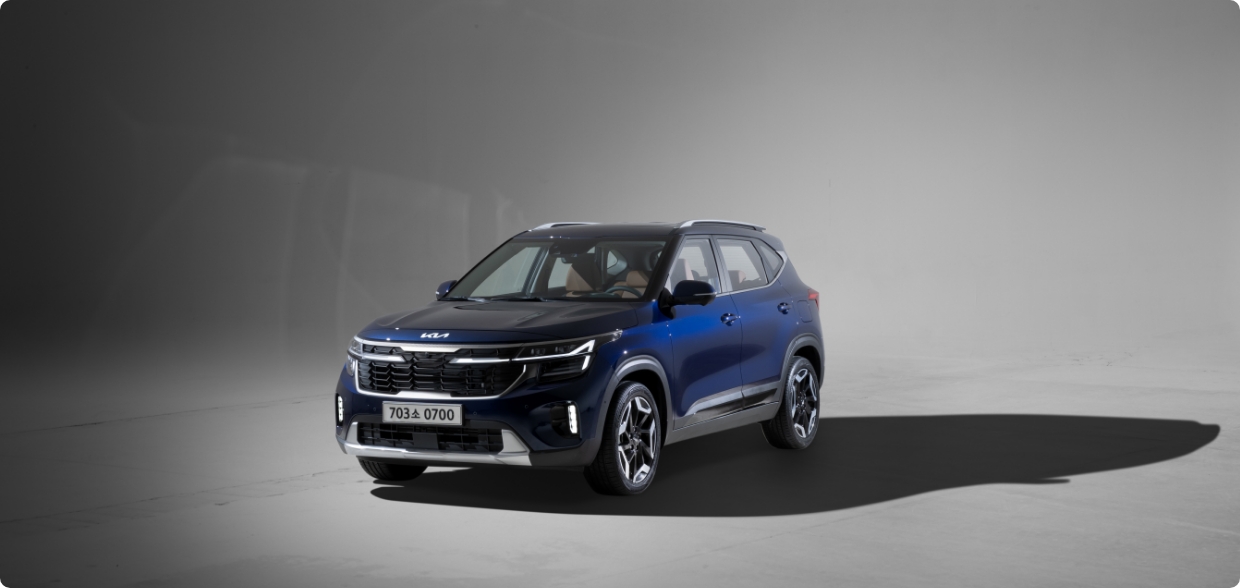 스튜디오에 놓여 있는 더 뉴 셀토스의 정측면 모습