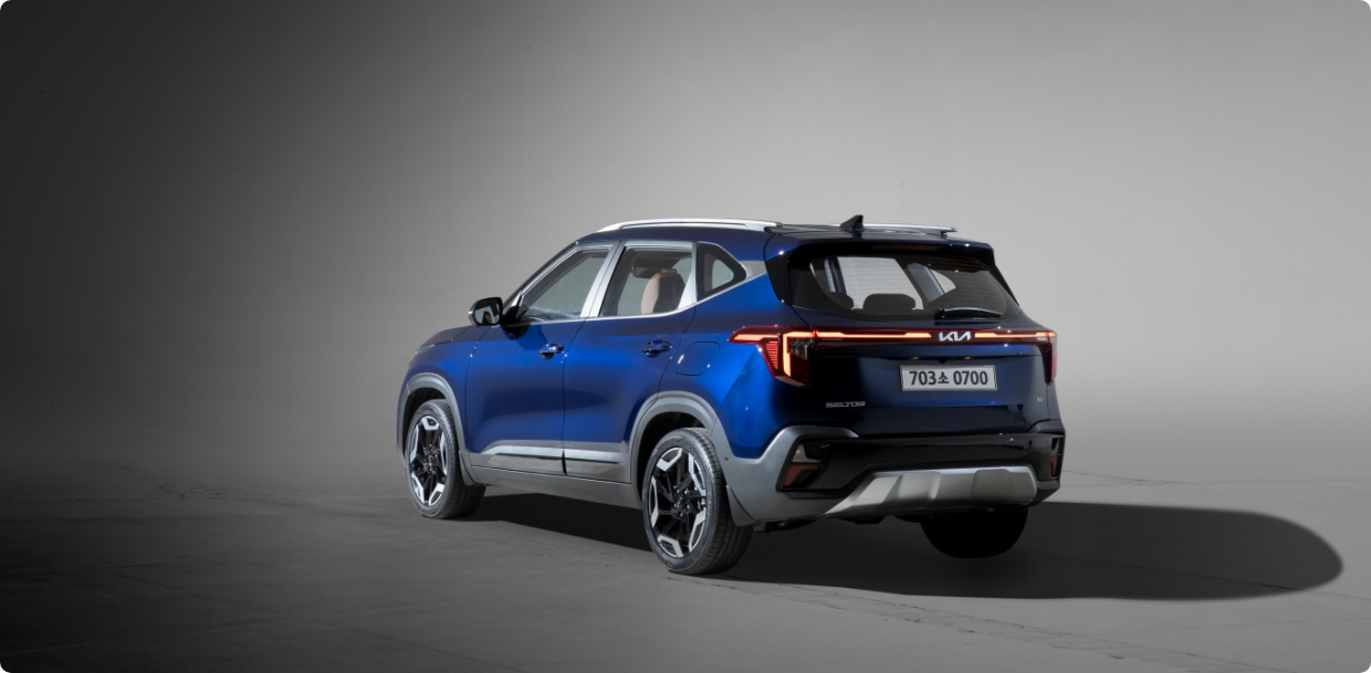 스튜디오에 놓여 있는 더 뉴 셀토스의 후측면 모습