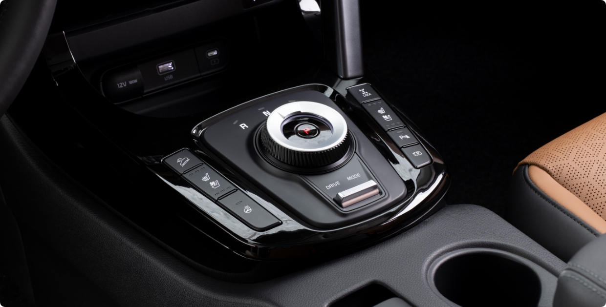 더 뉴 셀토스의 새로운 전자식 변속 다이얼의 모습