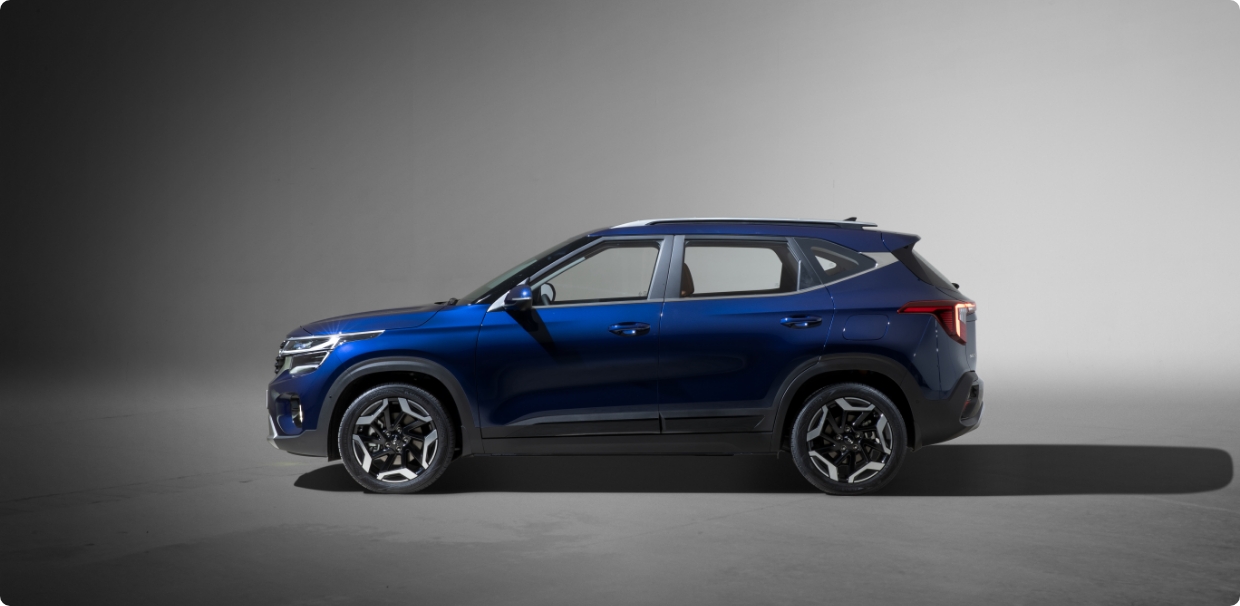 스튜디오에 놓여 있는 더 뉴 셀토스의 측면 모습