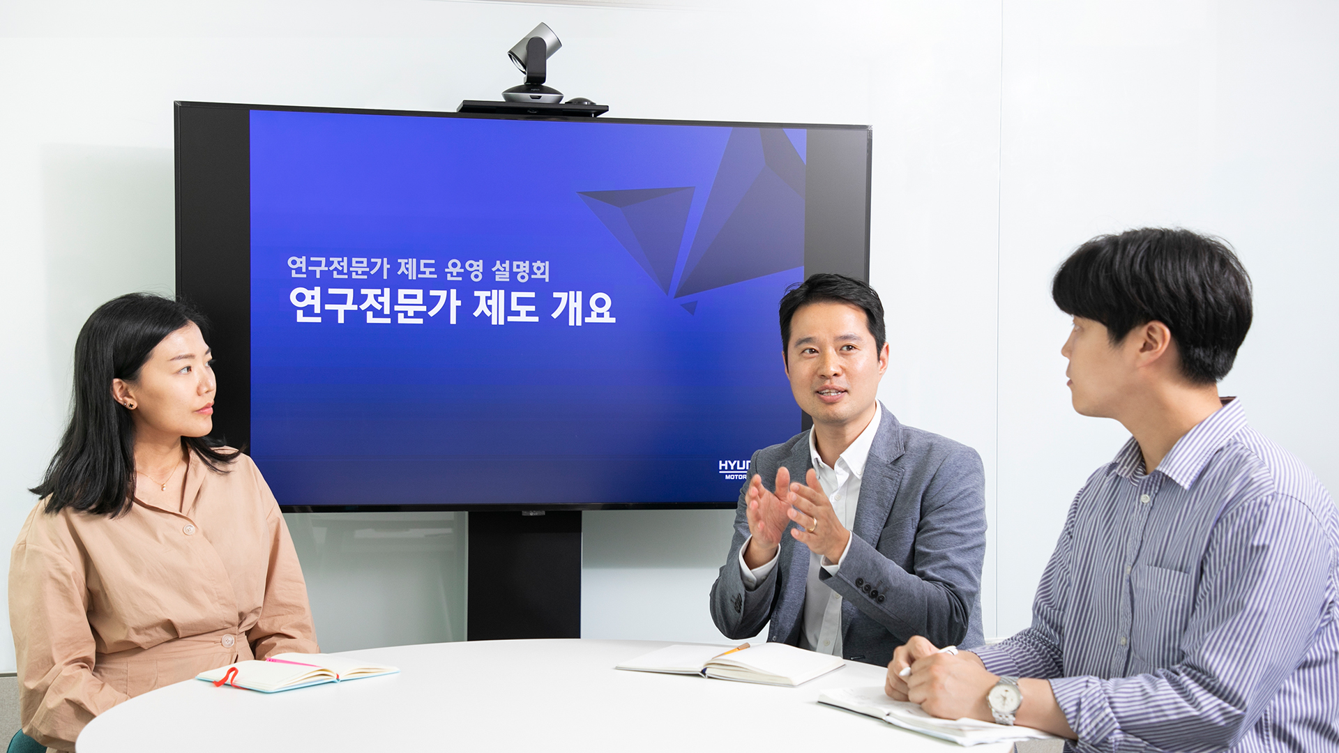 연구개발본부 담당자들이 토론하고 있다