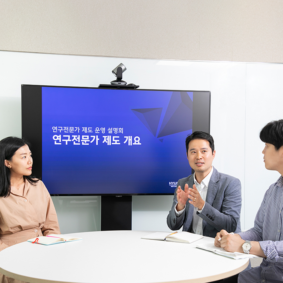 연구개발본부 담당자들이 토론하고 있다