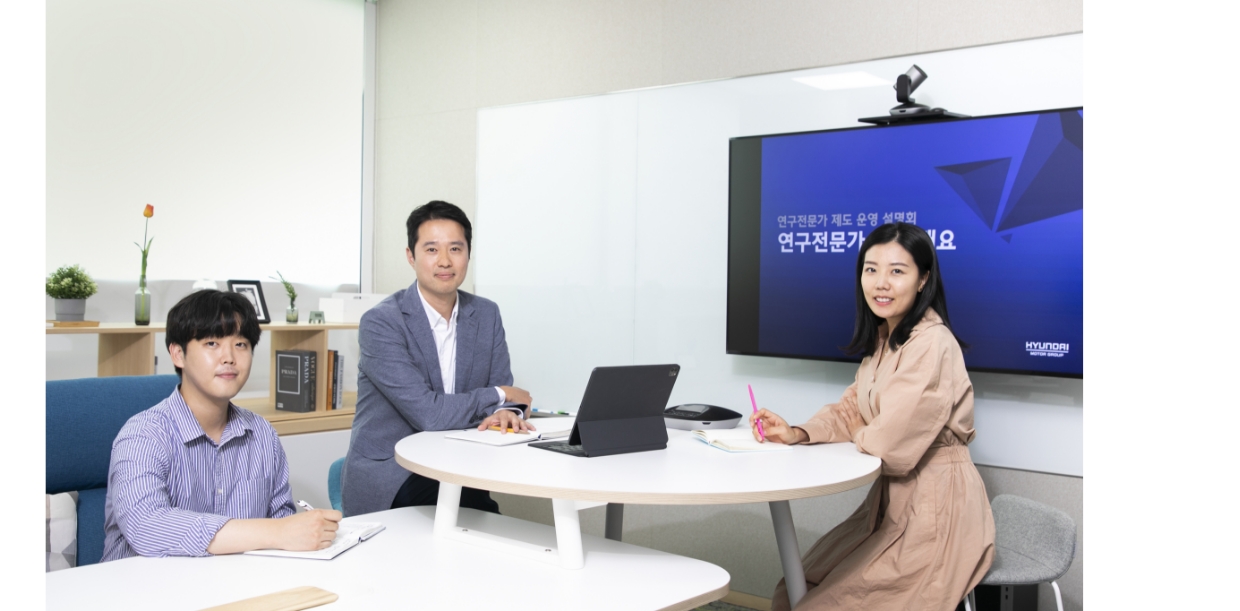 연구개발본부 담당자들이 자리에 앉아 포즈를 취하고 있다