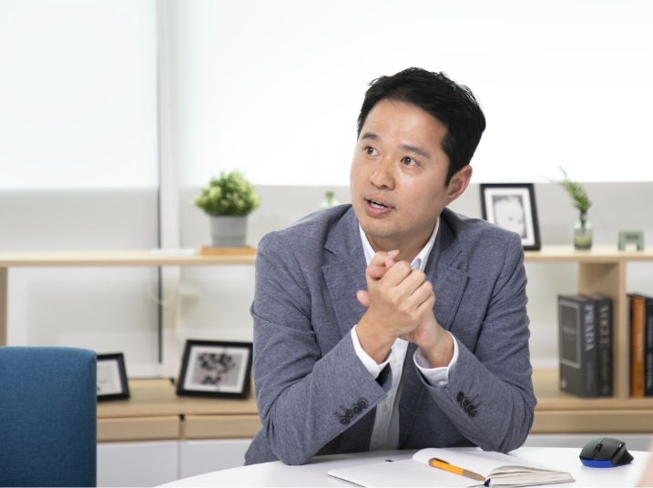 백정욱 팀장이 인터뷰 질의에 대한 답변을 하고 있다