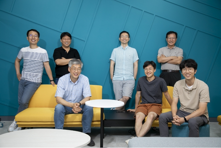 전동화제어리서치랩 구성원들이 저마다 포즈를 취하고 있다