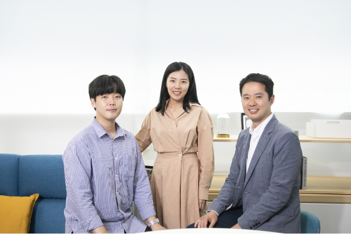 연구개발본부 담당자들이 포즈를 취하고 있다