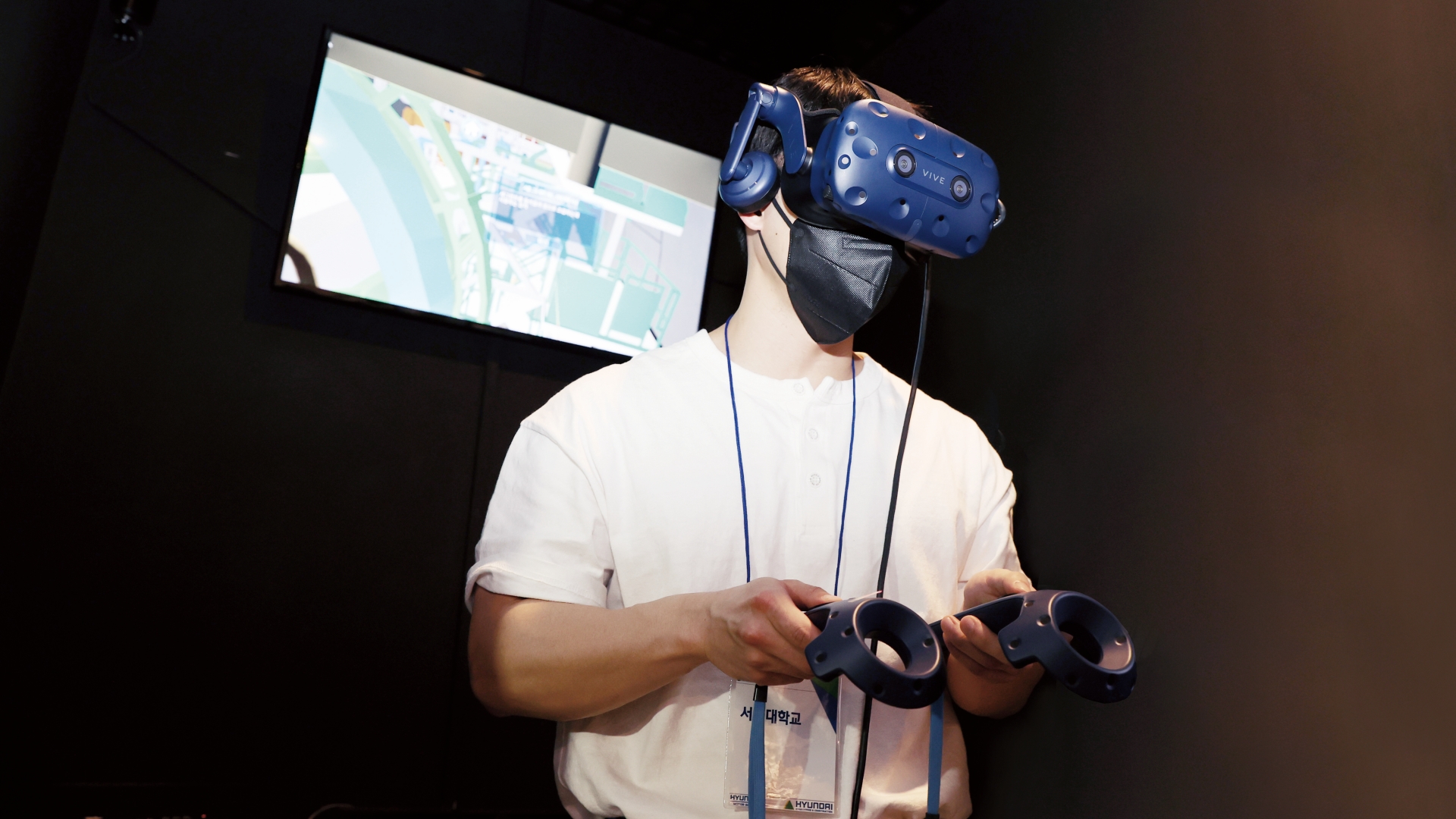 VR 기기를 착용한 남자의 모습