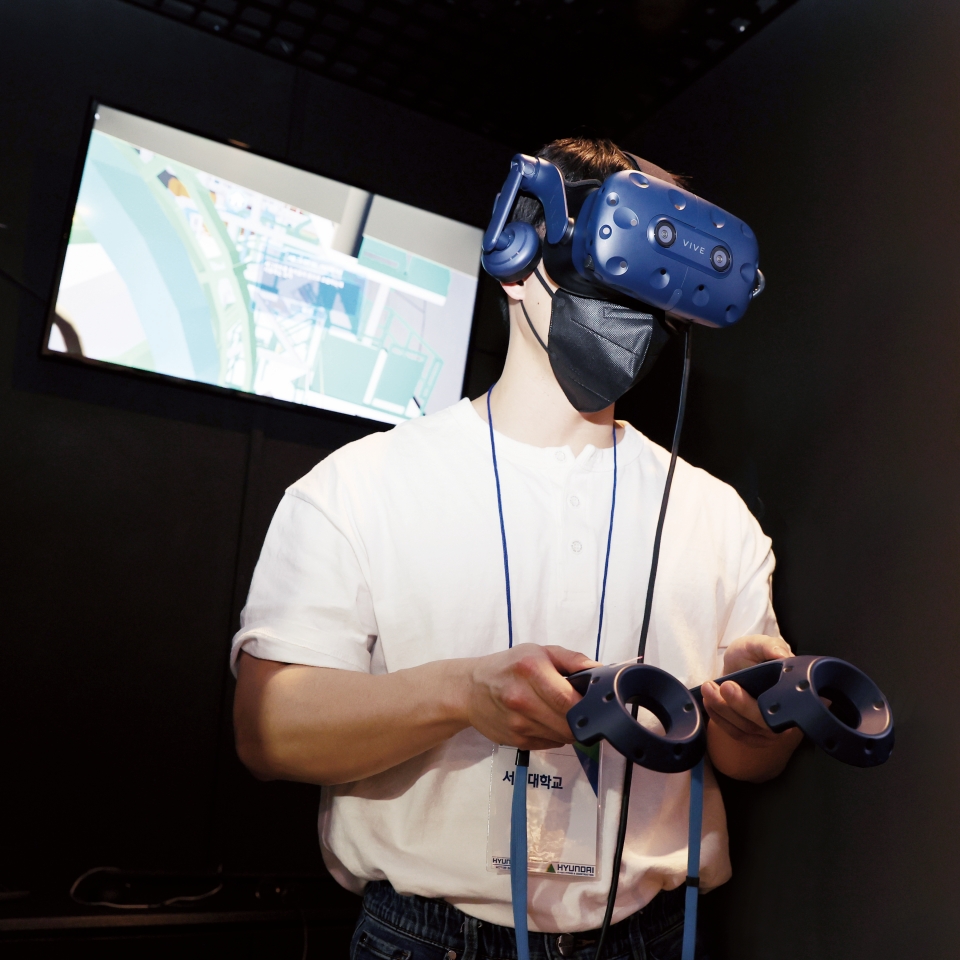 VR 기기를 착용한 남자의 모습