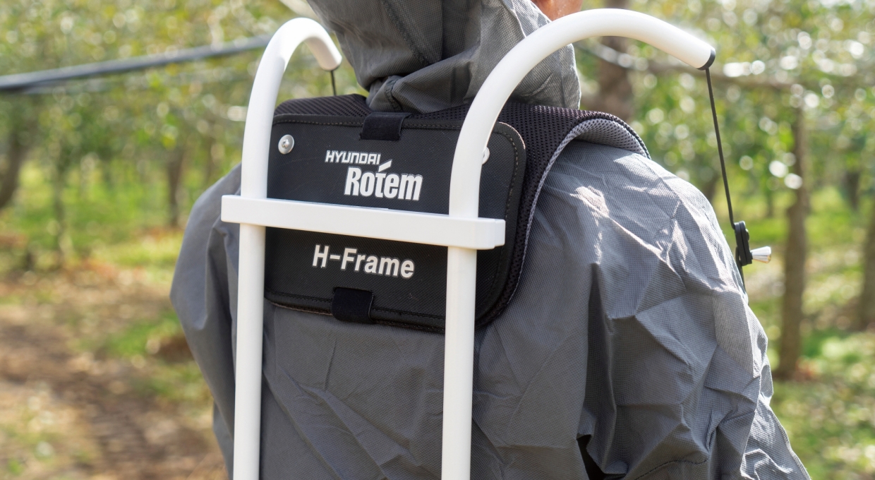 농업용 웨어러블 디바이스를 착용한 남자의 뒷모습