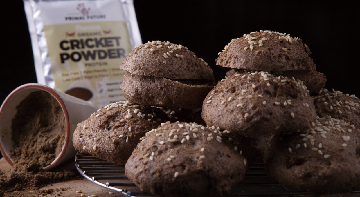 빵이 여러 개 쌓여 있는 모습