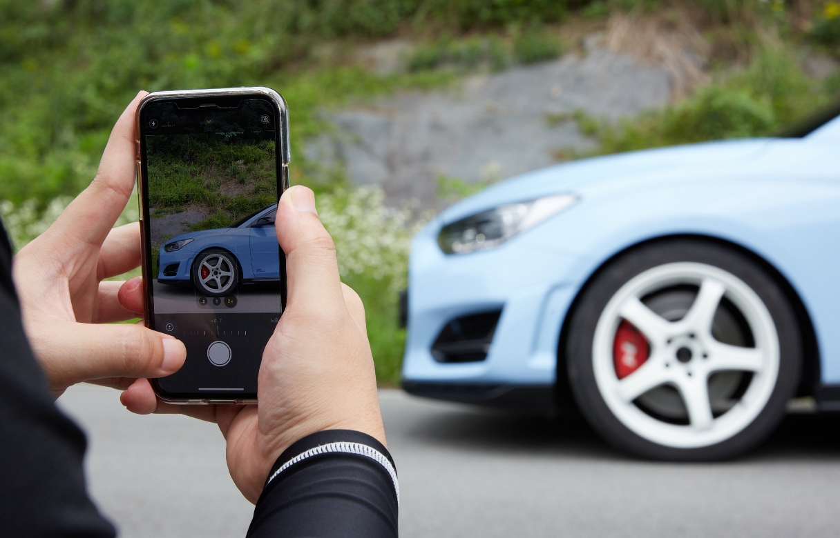 이진영 씨가 스마트폰 카메라로 벨로스터 N을 촬영하고 있다