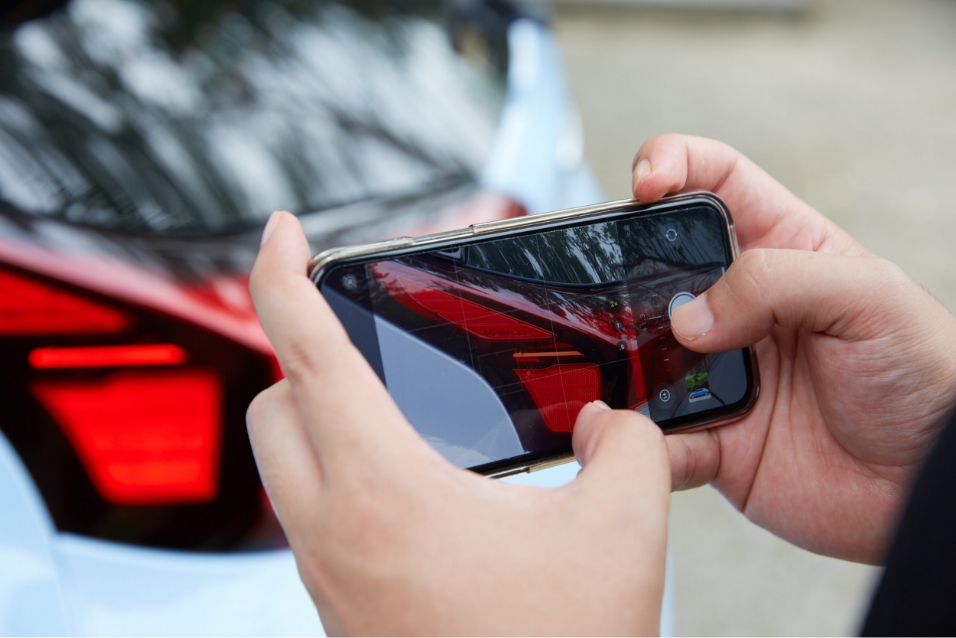 이진영 씨가 스마트폰 카메라로 벨로스터 N을 촬영하고 있다