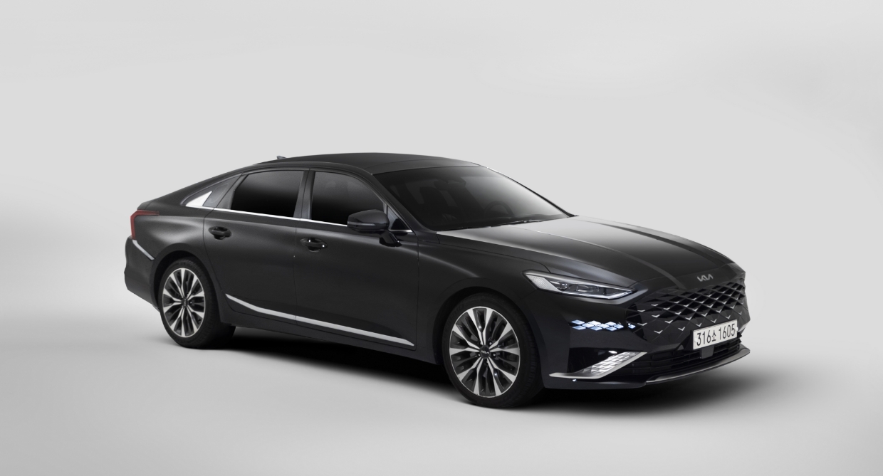 민성필 작가가 빛을 강조해 촬영한 기아 K8