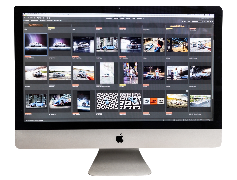 일체형 컴퓨터 디스플레이에 여러 자동차 사진이 띄워져 있다