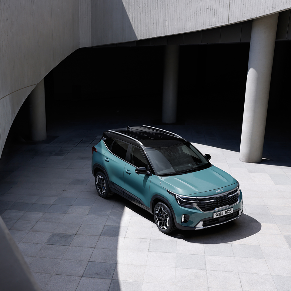 건물 중앙에 셀토스가 사선으로 놓인 모습