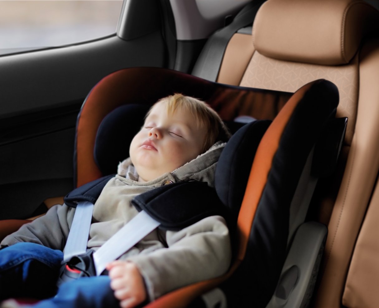 셀토스 뒷 좌석에 유아가 자고 있는 모습