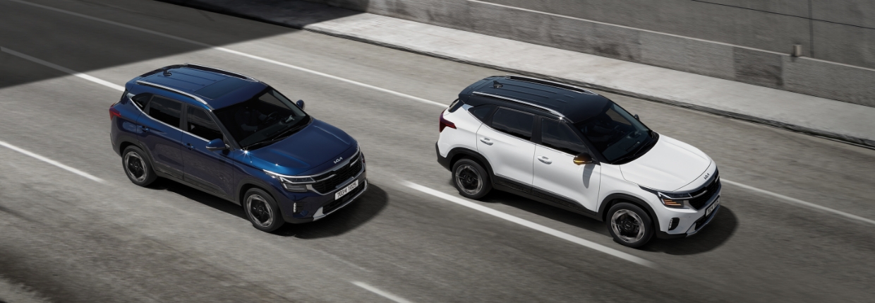 셀토스 2대가 도로를 주행하는 모습