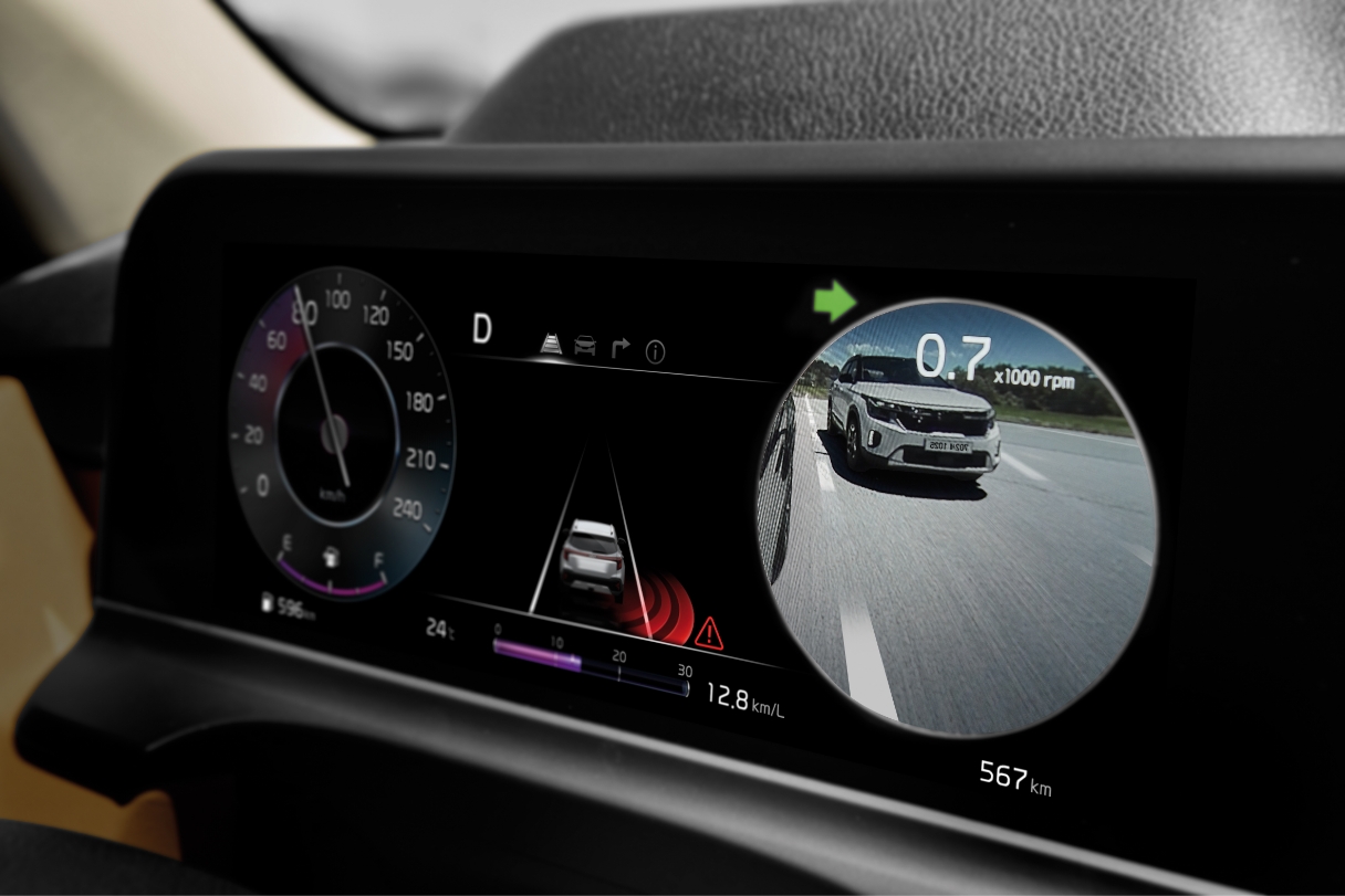 클러스터에 후측방 모니터 기능이 작동 중인 모습