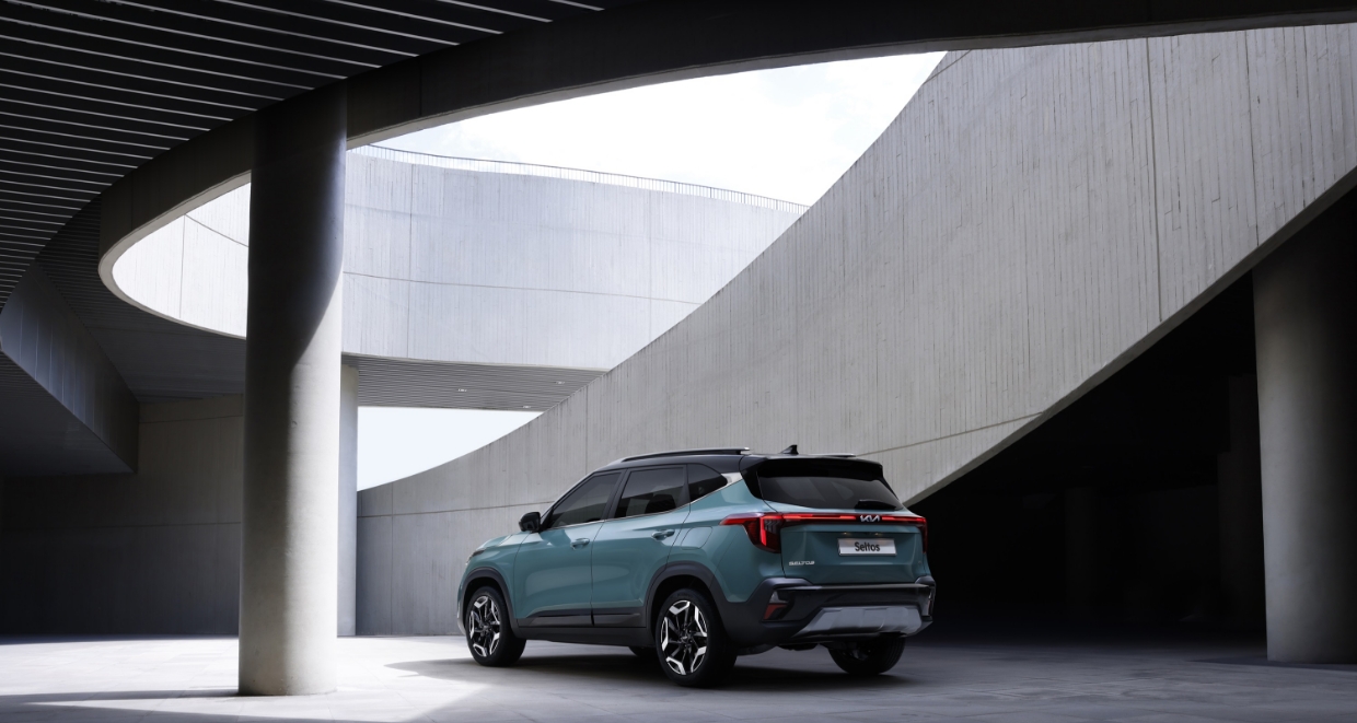 건물 중앙에 셀토스가 사선으로 놓인 모습