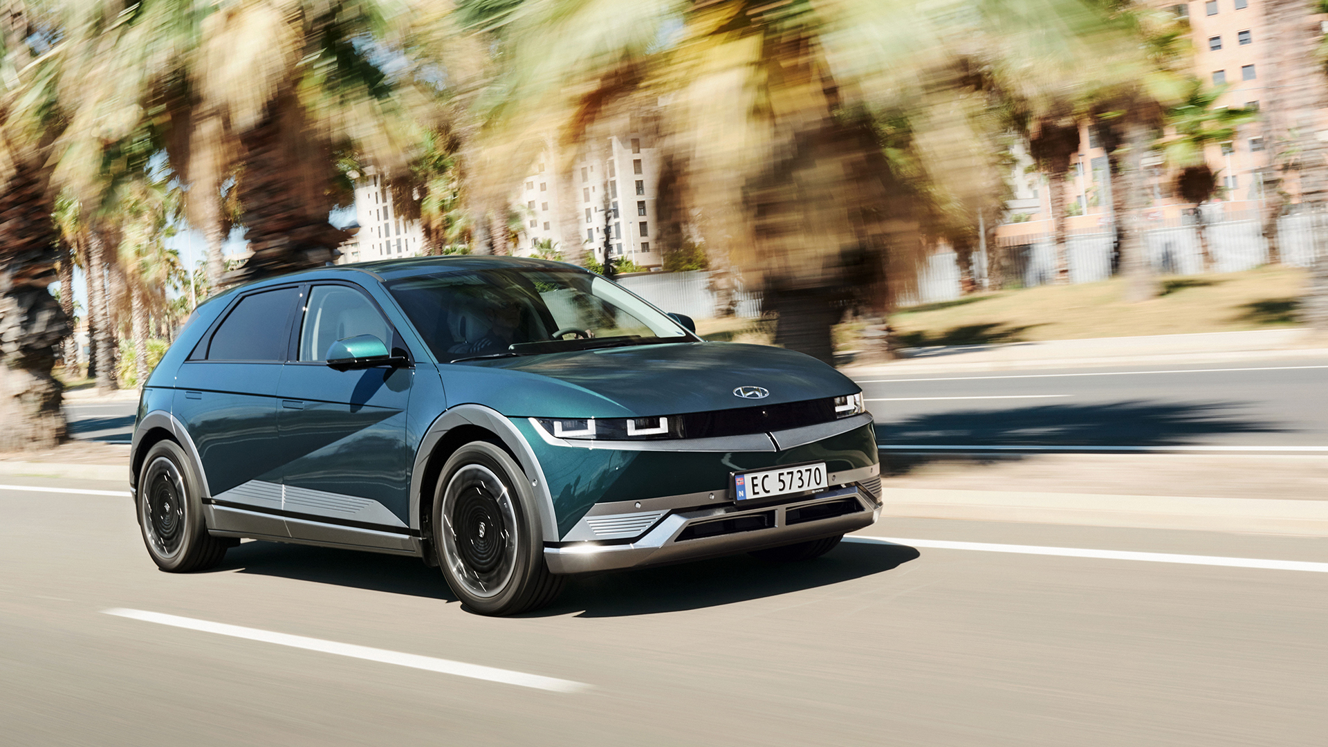 현대자동차 아이오닉 5가 주행하는 모습