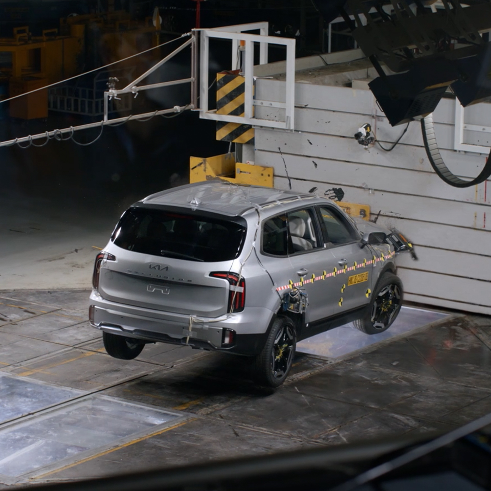 충돌시험 중인 기아 텔루라이드