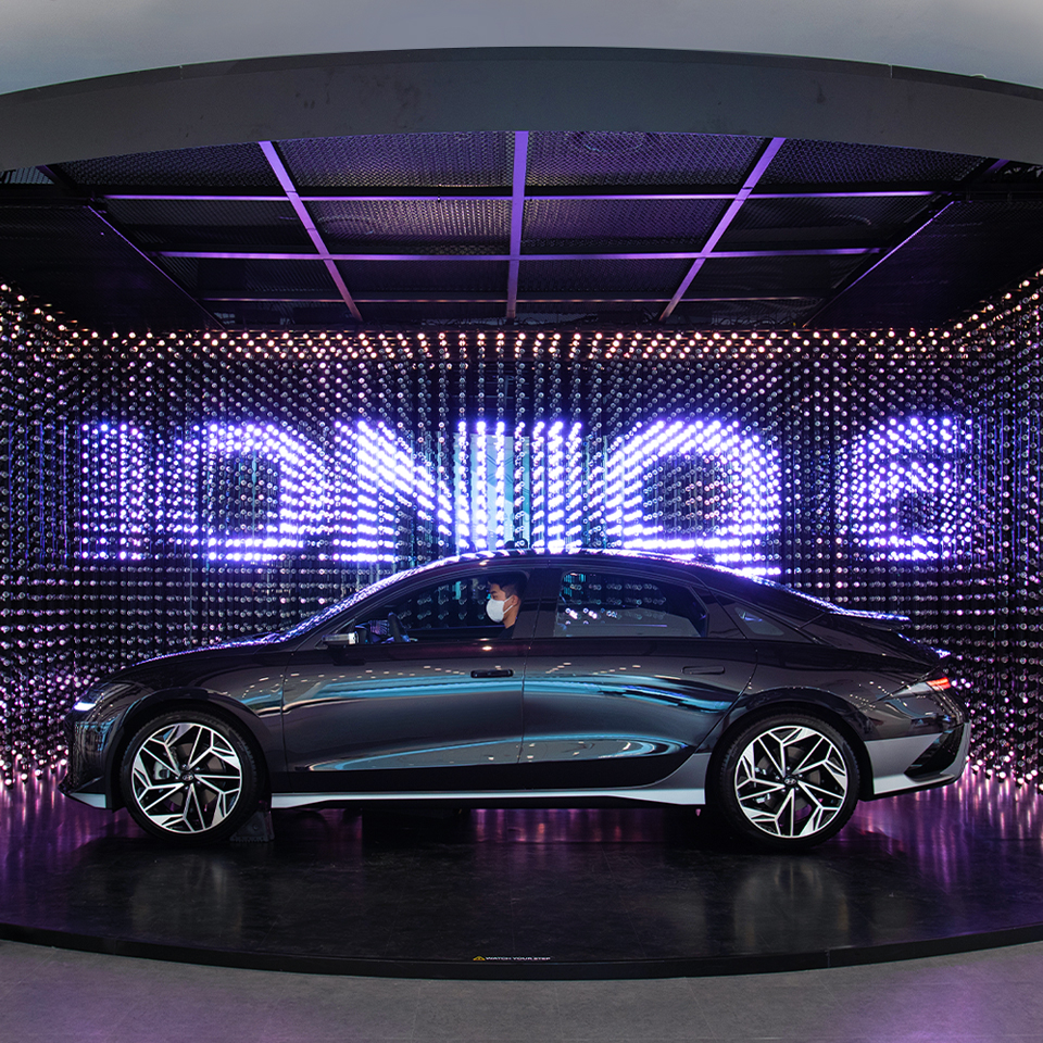 크리스탈 LED를 배경으로 아이오닉 6가 전시된 모습