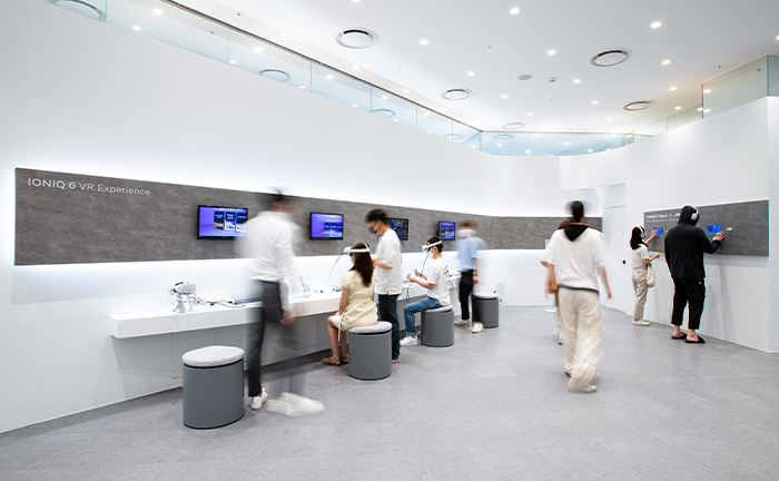 아이오닉 6 서울의 마인드풀 코쿤의 여러 체험 공간을 경험하고 있는 관람객들의 모습