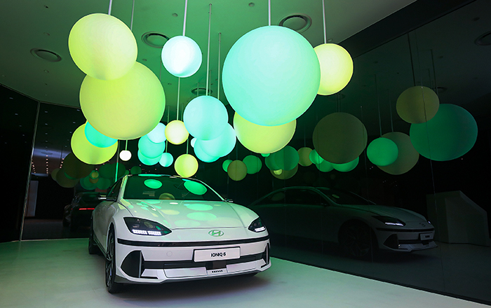 아이오닉 6 서울의 4096 무드 톤스 공간의 모습