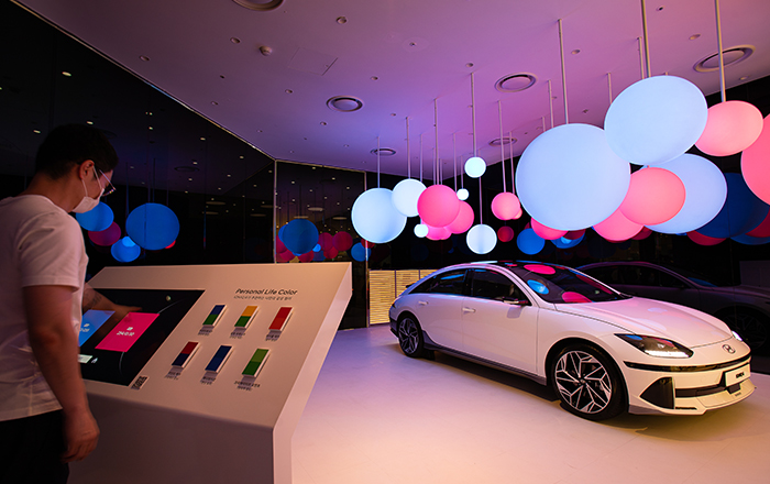 아이오닉 6 서울의 4096 무드 톤스 공간과 조명을 조작하는 관람객의 모습