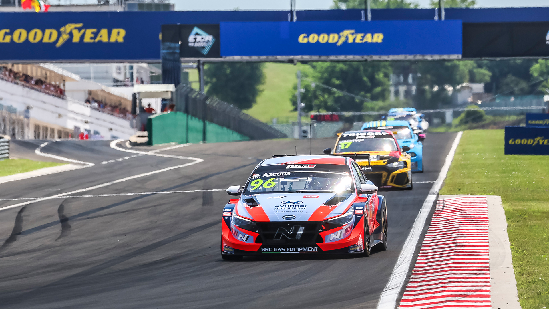 엘란트라 N TCR이 WTCR 레이스에서 선두를 달리고 있는 모습