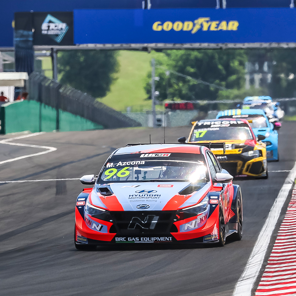 엘란트라 N TCR이 WTCR 레이스에서 선두를 달리고 있는 모습