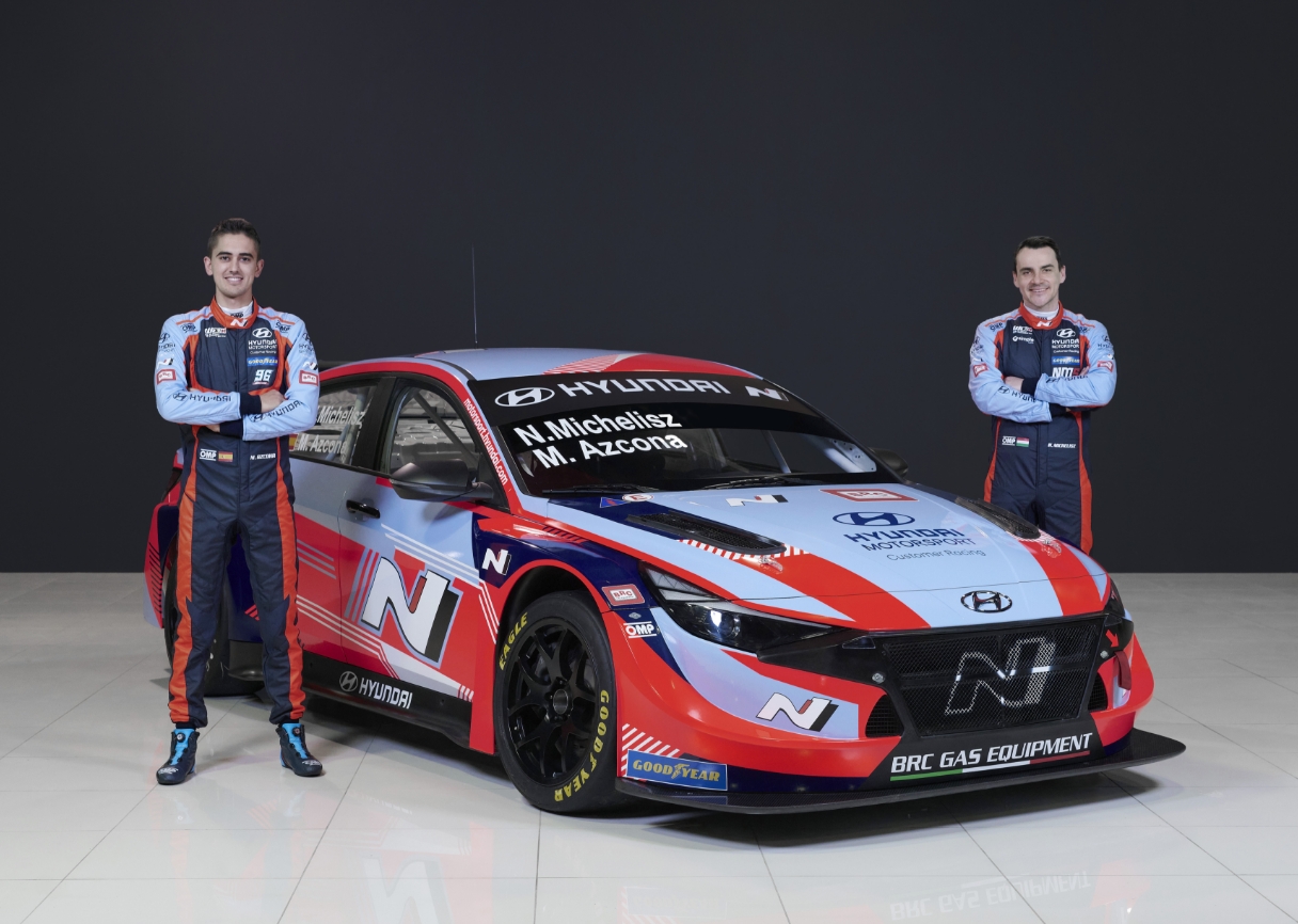 엘란트라 N TCR 옆에서 포즈를 취하고 있는 미켈 아즈코나와 노버트 미첼리즈