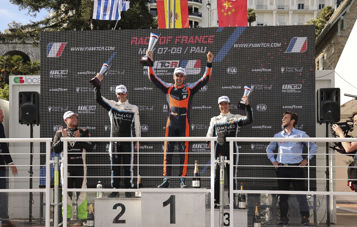 미켈 아즈코나가 우승을 차지해 포디움 꼭대기에 올라 포즈를 취하고 있다