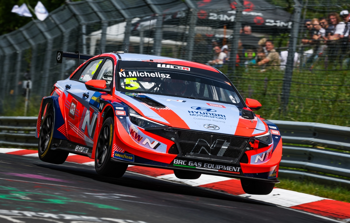 엘란트라 N TCR이 뉘르부르크링 노르트슐라이페 서킷을 달리고 있다