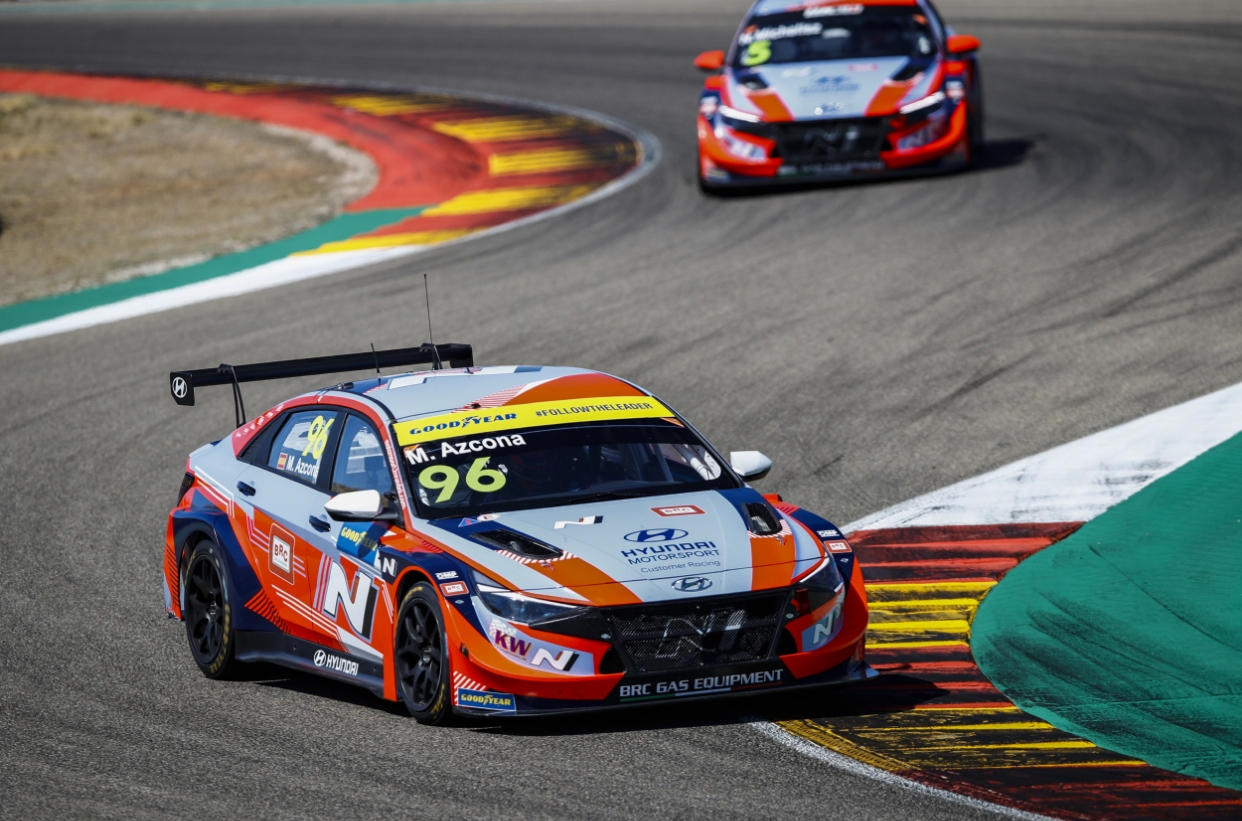 모터랜드 아라곤 트랙에서 코너를 주파하고 있는 엘란트라 N TCR