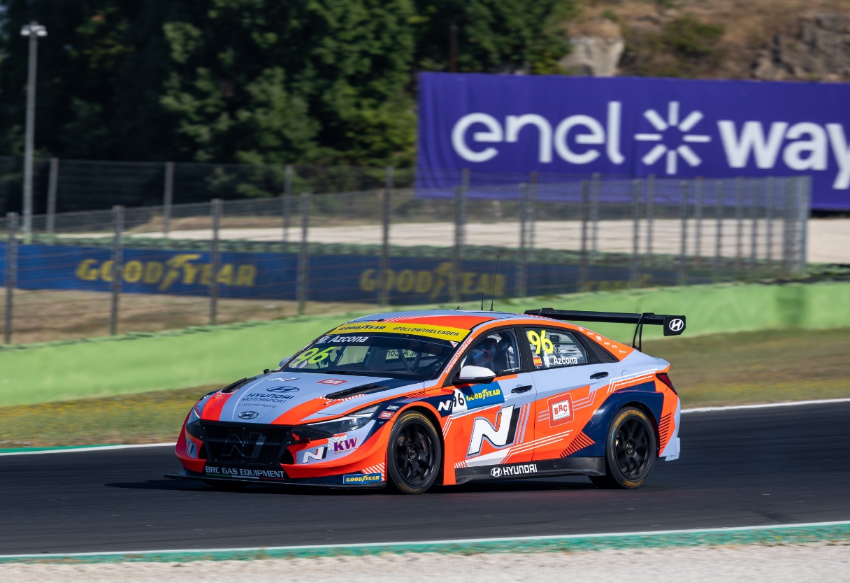 발레룽가 서킷에서 엘란트라 N TCR이 레이스를 펼치고 있다