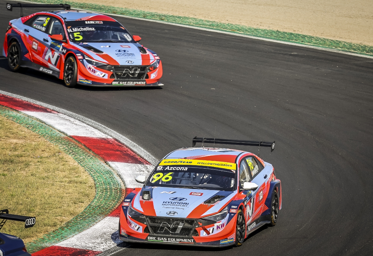 발레룽가 서킷에서 엘란트라 N TCR이 발레룽가 경쟁자들 사이에서 레이스를 펼치고 있다