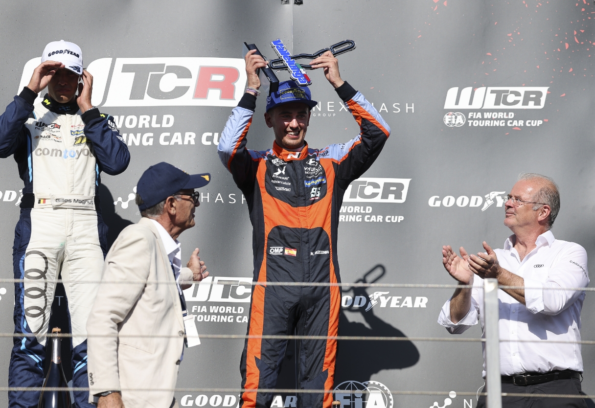 미켈 아즈코나가 포디엄에서 포즈를 취하고 있다