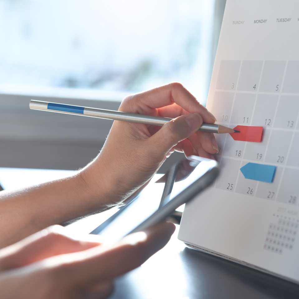 달력에 글자를 쓰고 있는 손