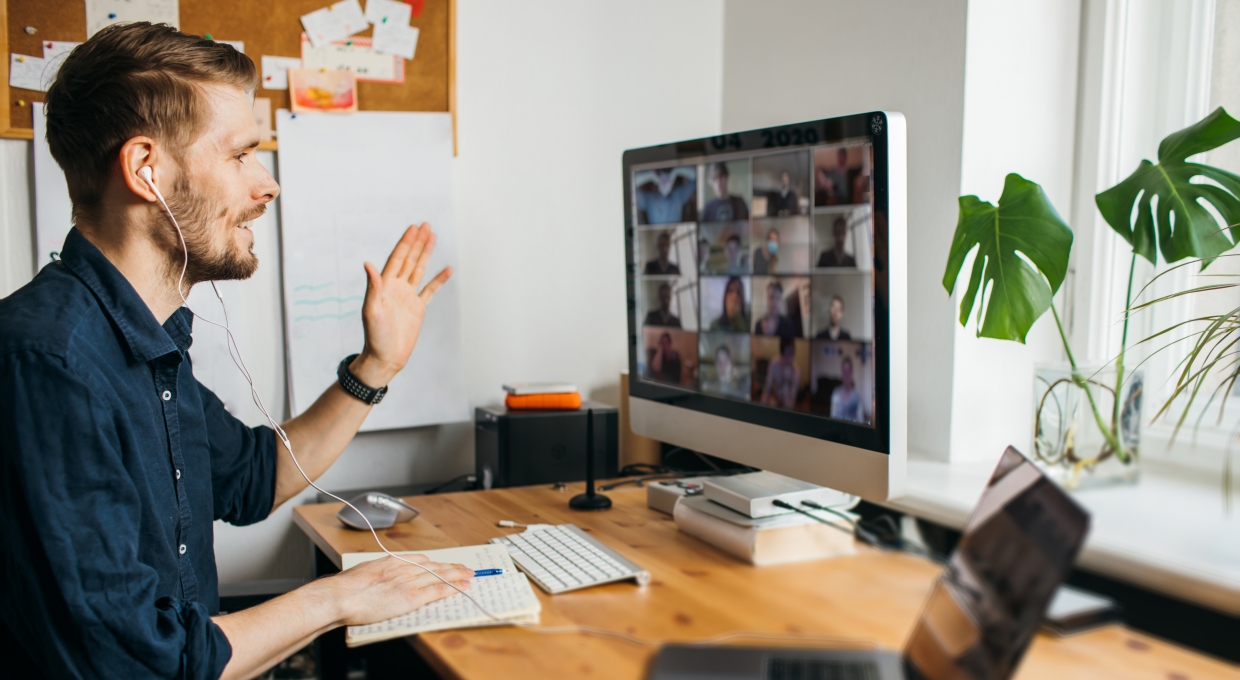 화상회의를 하고 있는 남자