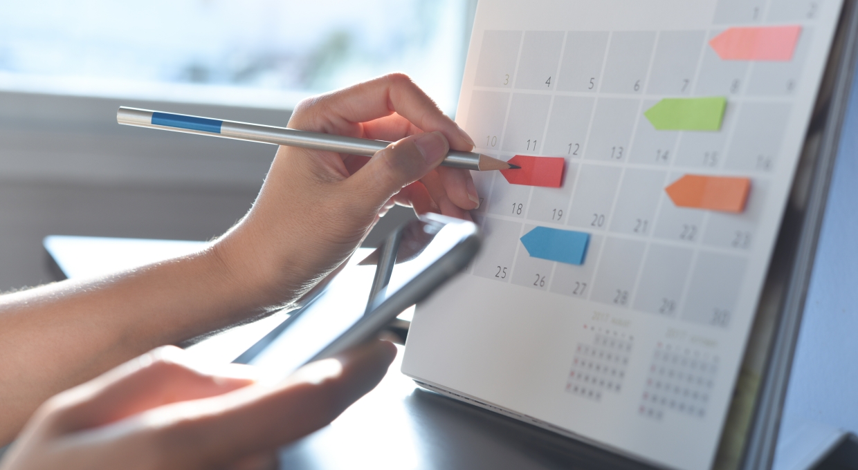 달력에 글자를 쓰고 있는 손