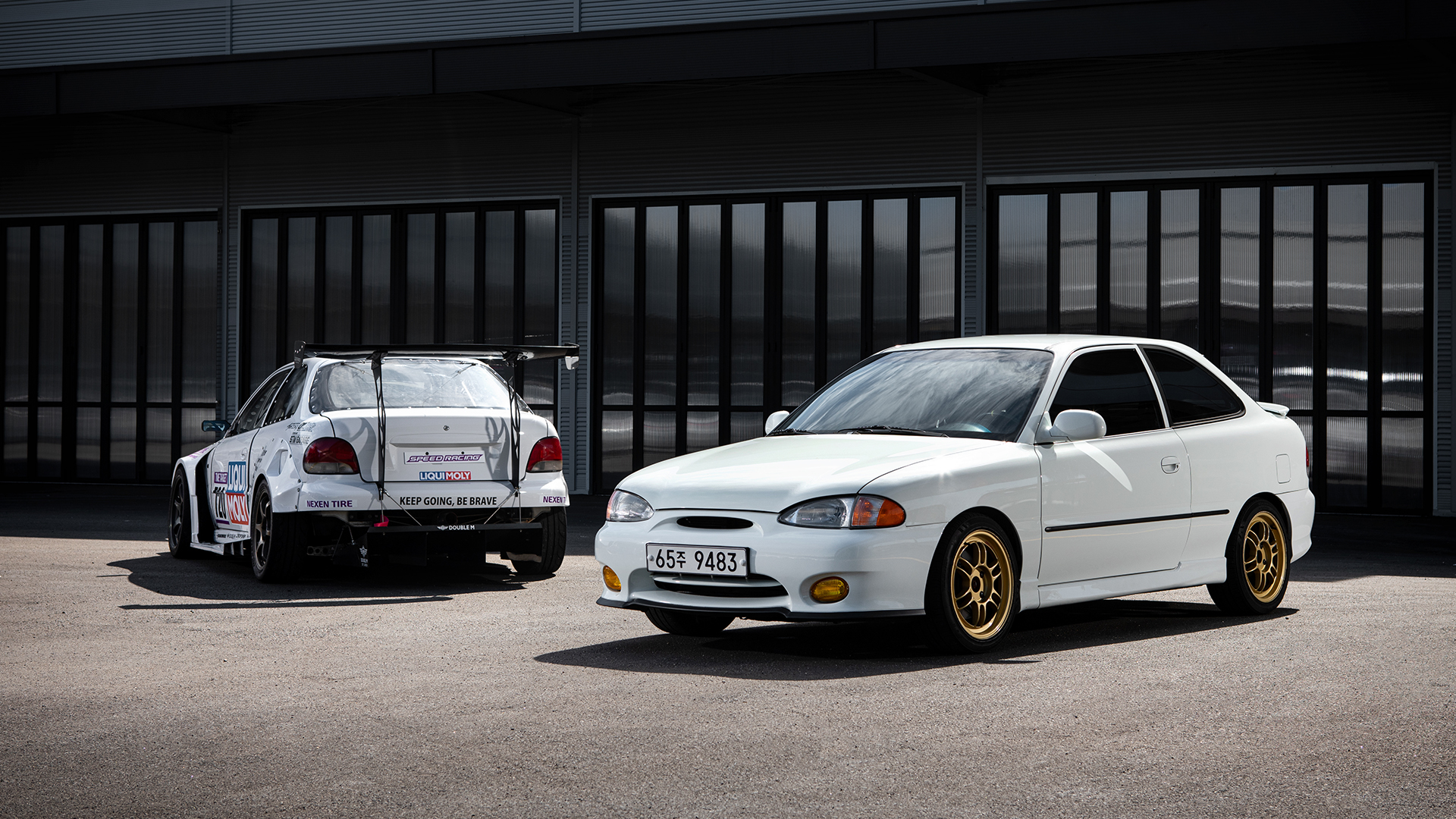 엑센트 경주차와 프로 엑센트가 나란히 서있는 모습