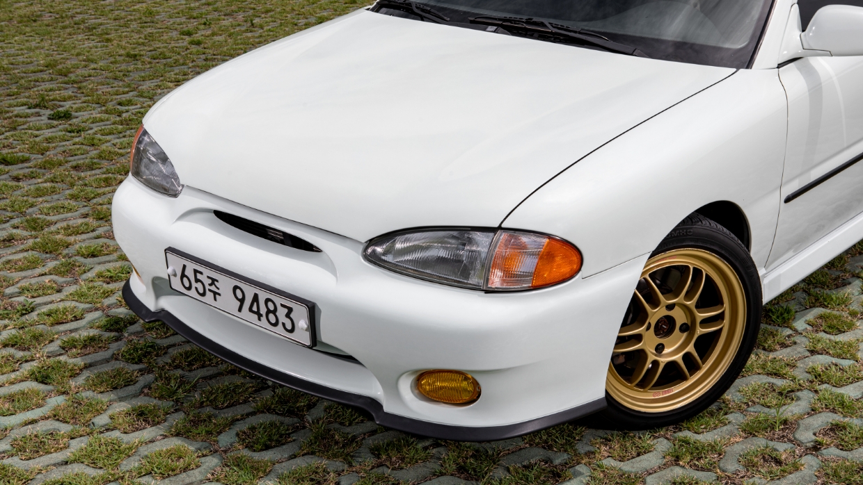 잔디밭에 프로 엑센트가 정차한 모습