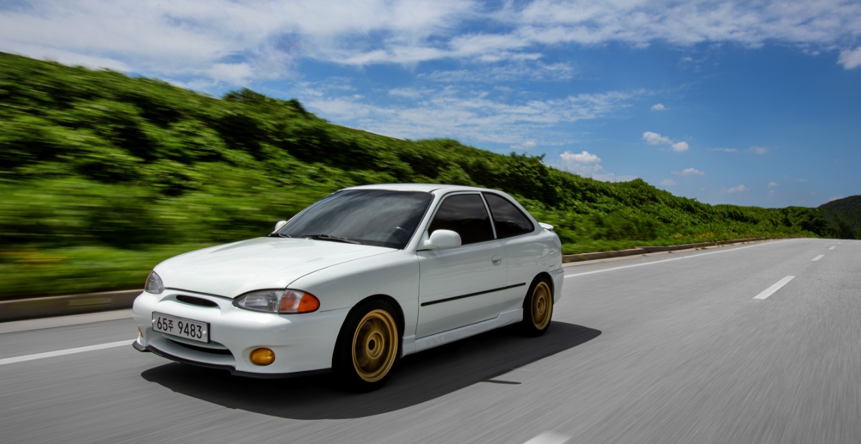 프로 엑센트가 주행하는 모습