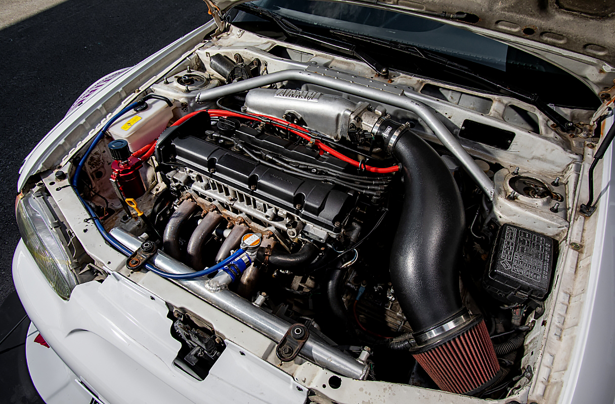 엑센트 경주차의 엔진룸